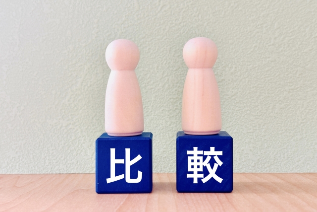 比較 比較と書かれた積み木と人形