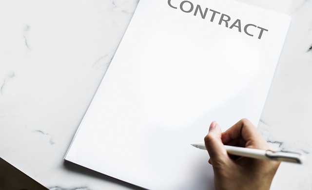CONTRACT 契約書への署名