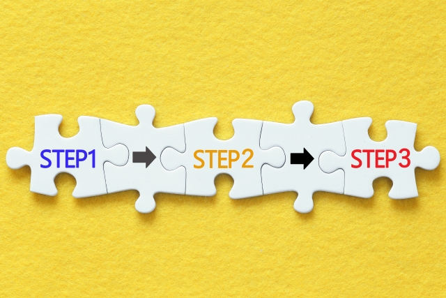 ステップバイステップ STEPの文字が書かれたジグソーパズルの一部