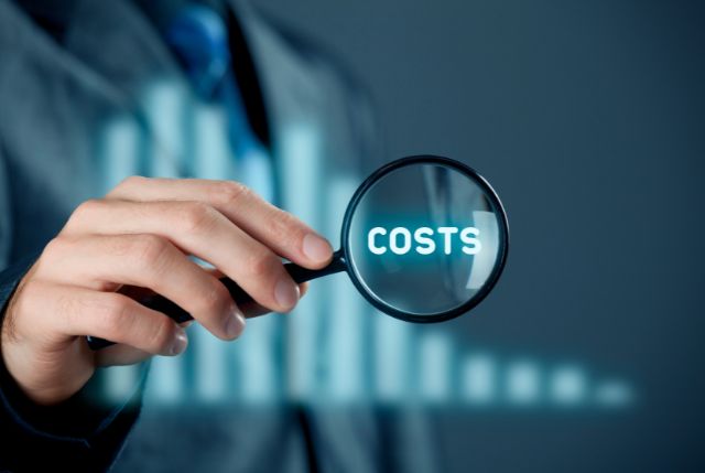COSTSの文字を虫眼鏡で拡大している受け入れ企業の経理担当者
