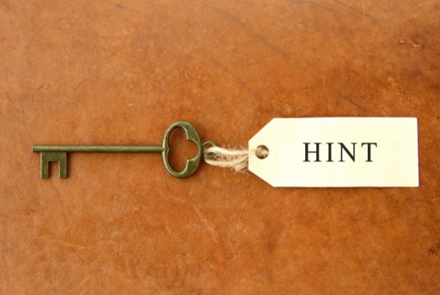 HINTの文字が書かれたを付けた鍵