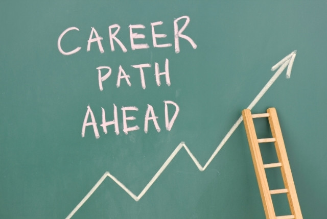 黒板に『CAREER PATH AHEAD』と書かれ、右上がりの矢印とはしごが描かれている。外国人社員のキャリアパスやキャリア形成を象徴するイメージ