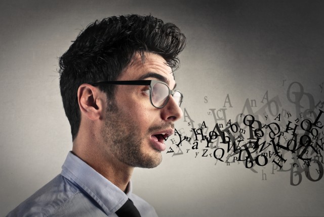 英語の発音やアクセント 英語のアルファベットが口から飛び出すように描かれた男性。英会話や発音スキルを象徴するイメージ。