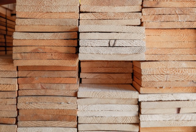 加工済の板材 製材所で積み重ねられた木材の板材。木口の模様や質感が見える木材産業の現場イメージ写真。