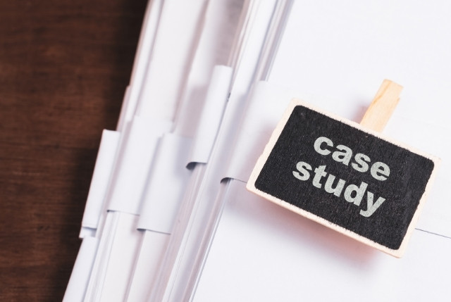 「case study」と書かれた札が付いた資料の束。特定技能「漁業」でのフィリピン人材採用事例を示すイメージ。