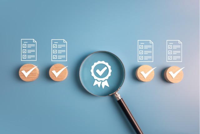 要件チェックリスト 認定マークを拡大する虫眼鏡のイメージ。特定技能「鉄道」分野における資格認定や制度審査の象徴。