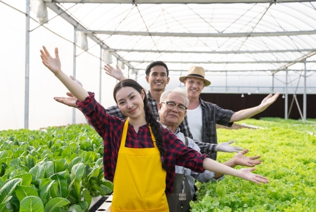 農園で働く特定技能外国人と農園主