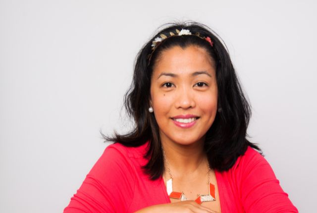 笑顔のフィリピン人女性 笑顔の女性がカメラに向かってポートレート撮影。フィリピン人の明るく親しみやすい性格を表すイメージ。