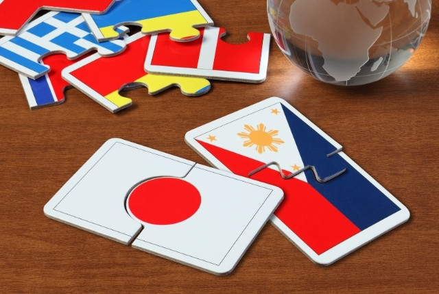 日本とフィリピンの国旗パズルが組み合わさる様子。外食業における特定技能フィリピン人と日本企業の連携を象徴。