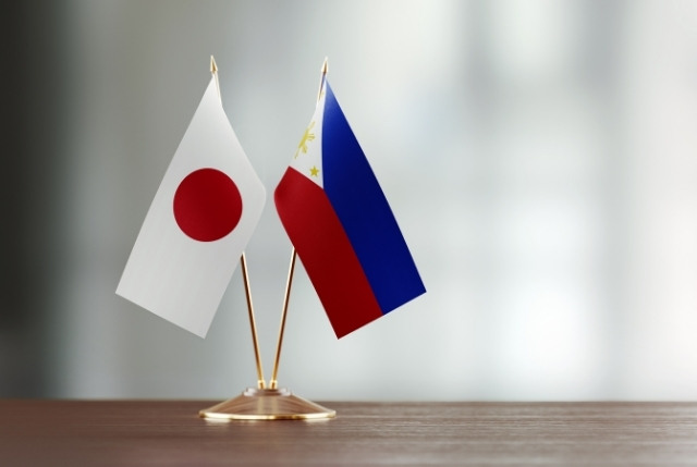 日本とフィリピンの国旗が並ぶ。両国間の連携による特定技能制度を通じた宿泊業人材採用の象徴的イメージ。