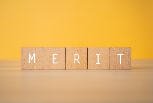 木製ブロックで「MERIT」と並べられた文字。フィリピンからの特定技能人材採用のメリットを表すイメージ写真。