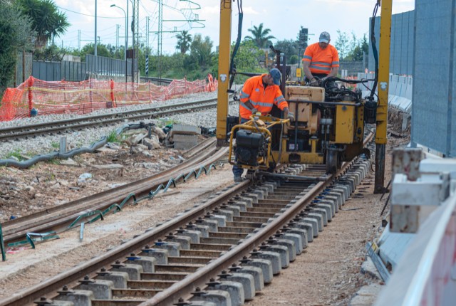 鉄道訓練 線路上で作業車を操作する鉄道作業員。特定技能「鉄道」分野における保守・点検作業の現場を表す。