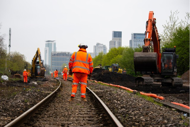 線路の工事現場 鉄道工事現場で作業員が線路上を点検中。特定技能「鉄道」分野の安全管理と人材活用の現場。
