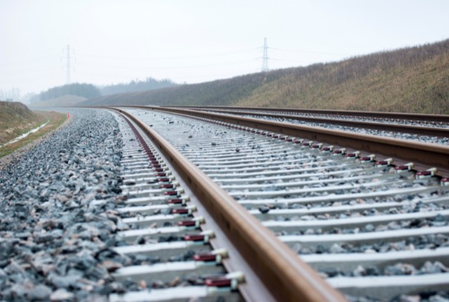 線路 緩やかにカーブする鉄道の線路。鉄道保守や特定技能「鉄道」分野におけるインフラ整備の象徴的イメージ。