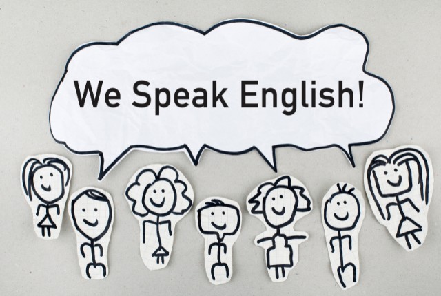 英語力 手描きの人物イラストが並び、吹き出しに「We Speak English!」と書かれた英語対応を示すイメージ。