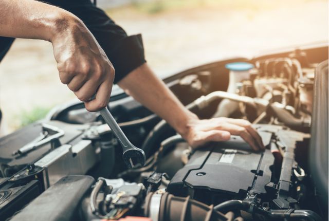 自動車のエンジンを整備する整備士の手元を写した作業シーンの写真