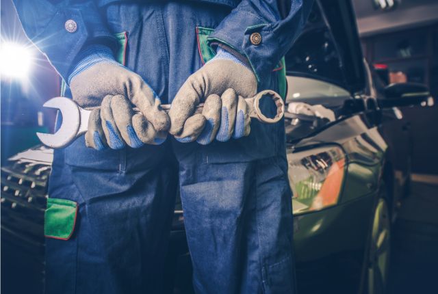 自動車整備工場でスパナを持つ整備士の作業姿を捉えた写真