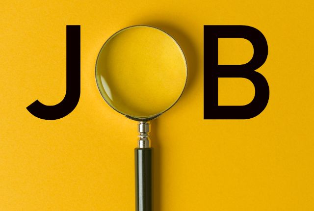 黄色い背景に大きくJOBの文字と虫眼鏡が配置された仕事探しのイメージ