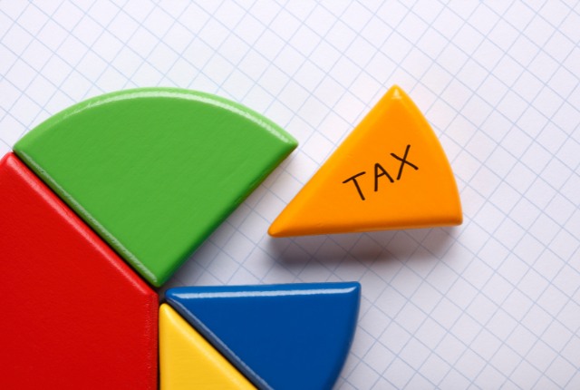 グラフの一部として「TAX」と書かれた黄色いピースが配置された画像。税金や費用の内訳を示すイメージ。