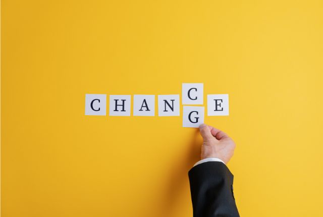 CHANGEの文字を並べ替える手の写真。制度変更や特定技能制度のアップデートを示すイメージ。