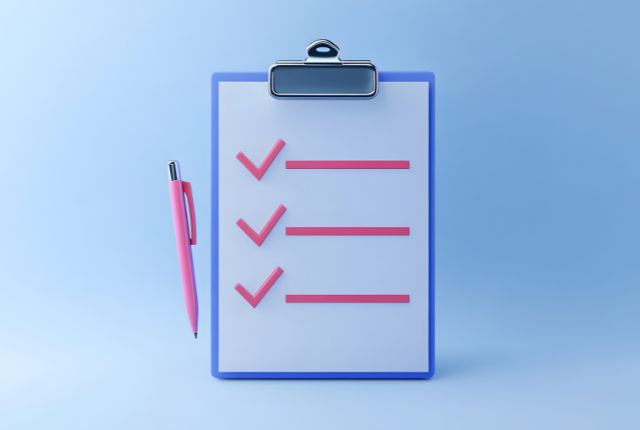 青背景にチェックリストとペンが写る画像。ホテル業の採用準備や手続きのチェック項目を連想させるイメージ。