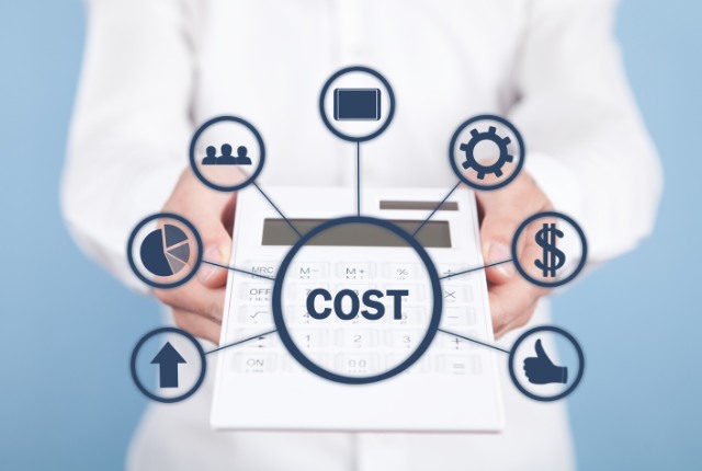 コスト削減や費用分析をイメージした画像。電卓を持つ手と「COST」の文字、コスト関連のアイコンが表示されている。