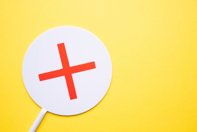 黄色背景に赤いバツ印の表示札。デメリットや注意点、問題点を示すイメージ。