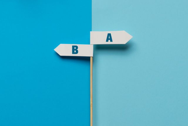 AとBの選択肢を示す矢印サインのイラスト。制度の比較や意思決定を表すシンプルなビジュアル