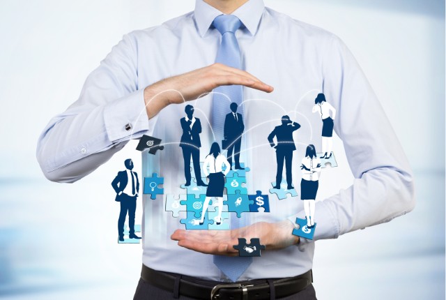 外国人の雇用確保 多様な人材のネットワークを守るビジネスパーソン。外国人雇用や人材マネジメントを象徴するイメージ。