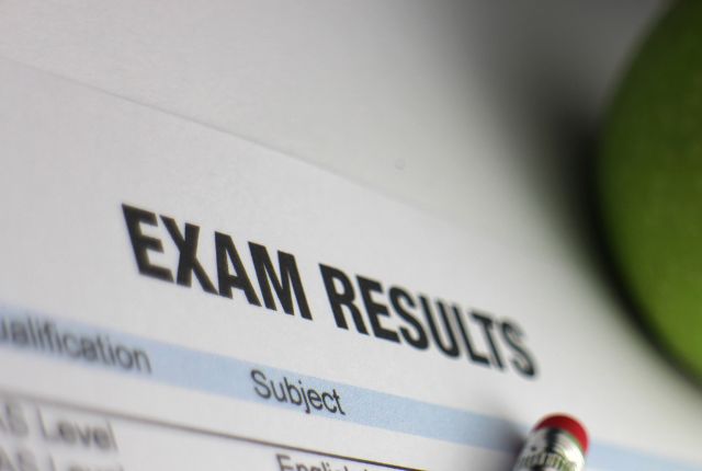 特定技能試験の合否を示す試験結果の書類。技能試験や日本語試験の合格確認をイメージする写真。