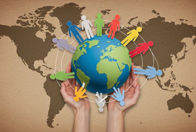 外国人採用やグローバル人材活用をイメージした地球と多文化の人々を示すイラスト