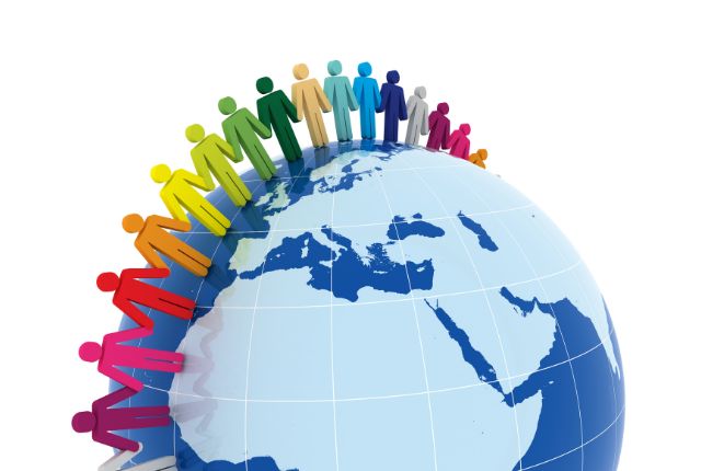 グローバル人材を象徴する多様な人々が地球の上に並ぶイメージ。国際的な人材育成や多文化共生を表す図。