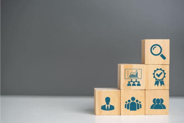 人事・評価・採用をイメージしたアイコンが並ぶビジネス関連の積み木の写真