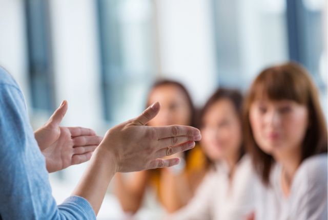 生活オリエンテーションを実施している場面 特定技能外国人の生活オリエンテーションで講師が説明し、参加者が話を聞いている場面を示す写真