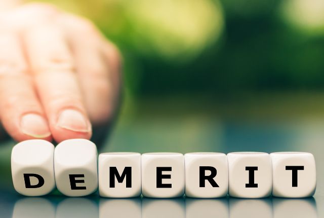 白いサイコロ状ブロックに並んだ“MERIT”の文字。メリットやポイントを示すイメージ写真。