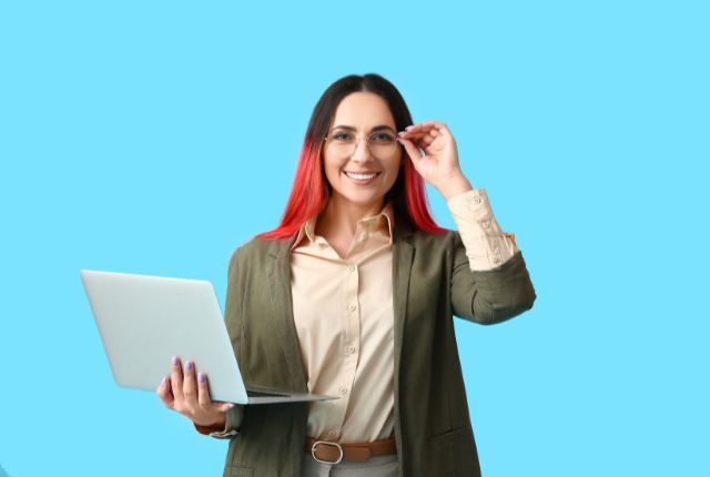 外国人採用ガイド紹介用ビジネスパーソンのイメージ写真、ノートパソコンを持つ女性従業員の笑顔