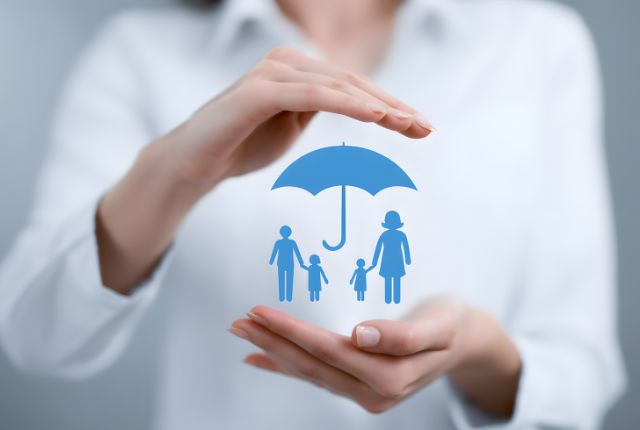 フィリピン人労働者の保護 フィリピン人労働者家族を象徴するアイコンを手で包むイメージ。安全・保障やサポート制度を説明する記事向けの画像。