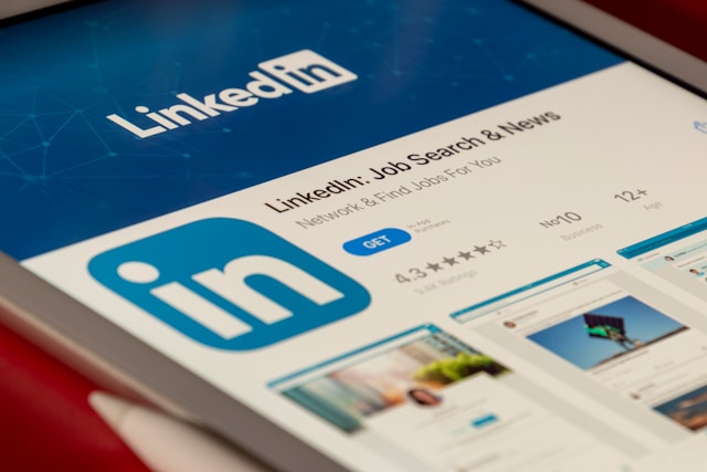 スマホにダウンロードしたLinkedInアプリ LinkedInアプリのダウンロード画面を表示したタブレット。海外就職や転職の求人検索に使われるSNSサービスのイメージ写真
