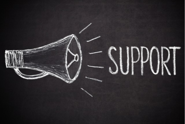 黒板に描かれたメガホンと「SUPPORT」の文字。特定技能外国人や企業支援に関するサポート体制をイメージした画像。