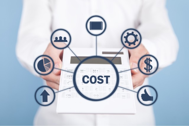 費用の内訳 コスト要素を示すアイコンが電卓の上に表示された画像。費用分析やコスト管理を表すビジネスイメージ。