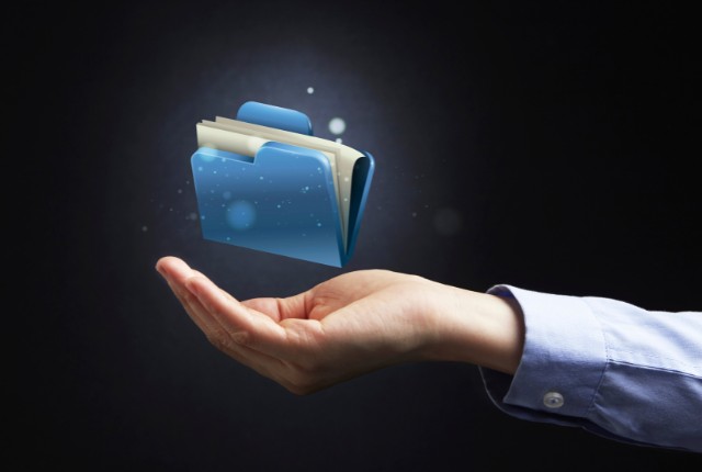 書類の提出 手の上に浮かぶ青いフォルダアイコンのイメージ。特定技能外国人の支援計画や書類管理を象徴する図。