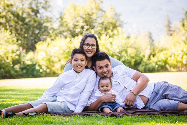 芝生の上でくつろぐフィリピンの家族写真。明るい表情や家族の距離感から国民性や文化の特徴を感じられるシーン。