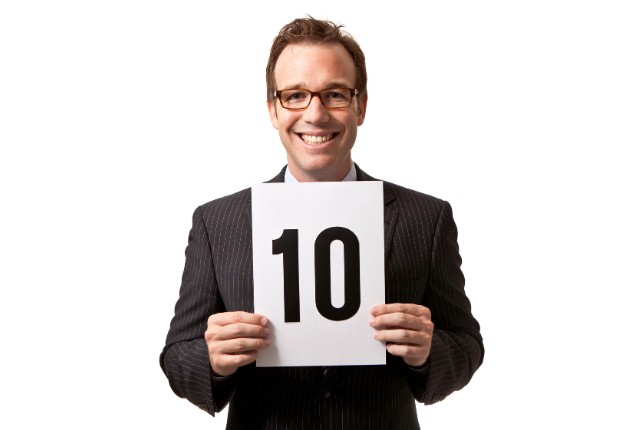 10項目の解説 スーツ姿の人物が「10」と書かれたボードを笑顔で掲げている様子を示す写真。10項目の支援計画を示すイメージ。